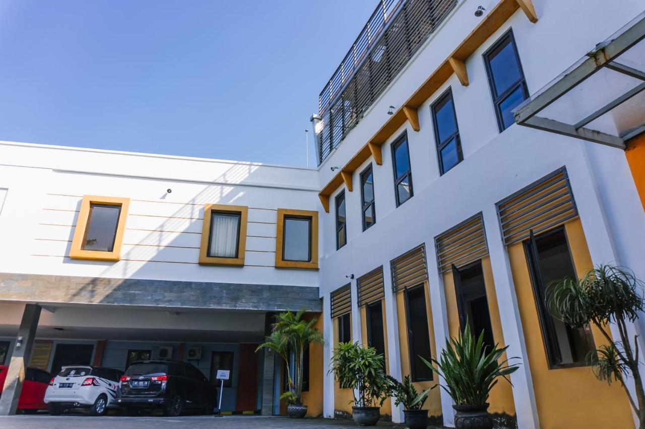 Votel Hotel Тулунгагунг Екстер'єр фото